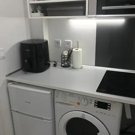6 Next To Paris * Montreuil (Seine-Saint-Denis)